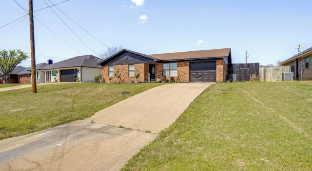 7 Mi to Lake Bridgeport: Home w/ Yard & Grill!, Boek Vakantiehuis Bridgeport 