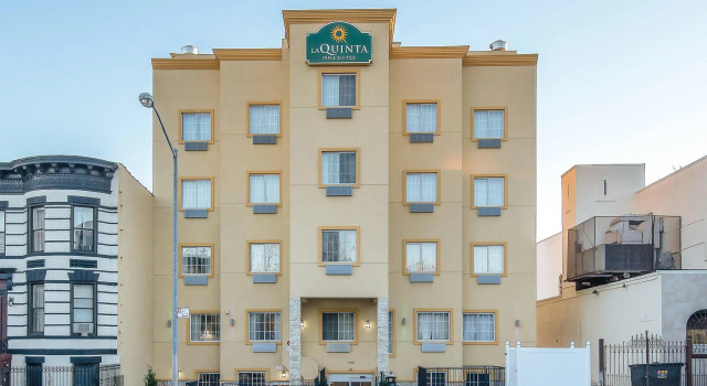 La Quinta Inn & Suites Brooklyn East, Забронировать Отель Краун-Хайтс Бруклин, рядом с Центр культурного наследия Уиксвилла