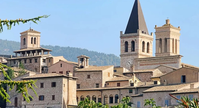 Modern Holiday Home in Spello With Private Pool, Rezervasyon Otel Umbria havuzlu oteller, Yüzme Havuzu