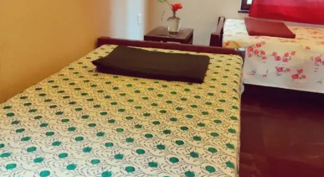 Кровать в общем номере The Tea Road Hotel and Restaurant - Auroville Beach