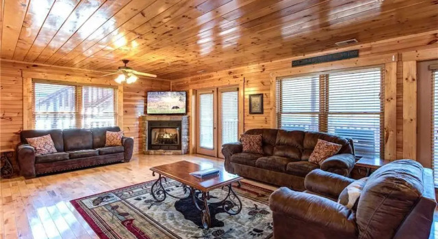 Hemlock Inn - Eight Bedroom Cabin