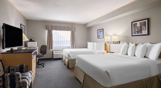 Четырёхместный номер Standard Travelodge by Wyndham Fort McMurray