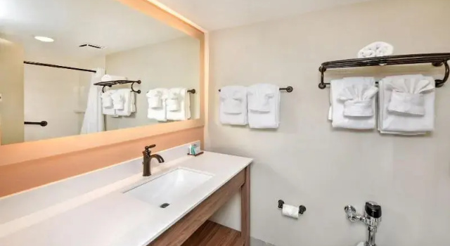 Четырёхместный номер Standard с балконом и с частичным видом на океан Bahama House - Daytona Beach Shores