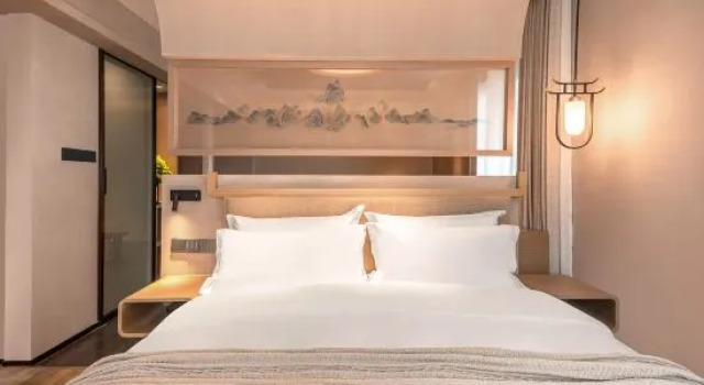 Люкс Deluxe Yinlu Hotel (Zhengzhou Railway Station West Square Erqi Wanda Plaza)