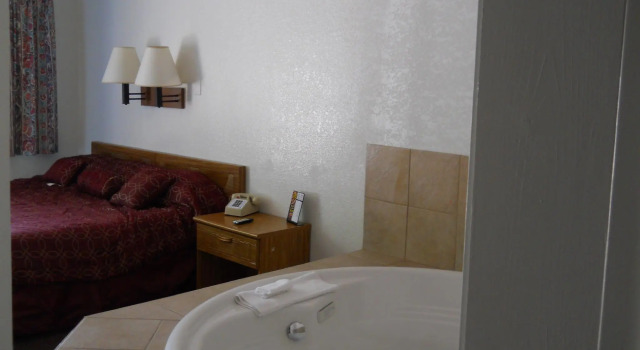 Двухместный люкс Travelodge by Wyndham Grand Rapids North