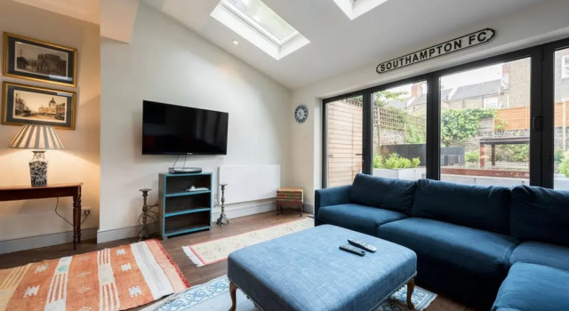 Garden Flat in Fulham Earls Court, Забронировать Отель Отели Англии 3 звезды, 3*