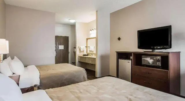 Люкс Standard Quality Inn & Suites Lawrence - University Area