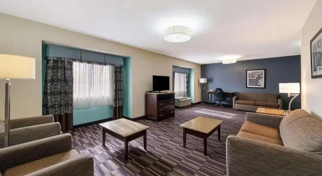 Люкс с 2 комнатами Baymont by Wyndham Elizabeth City