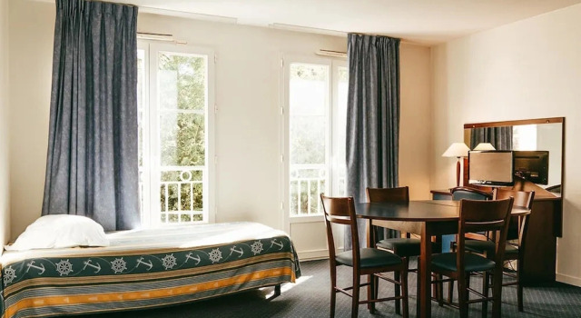 Cozy 2-person Stay Near Thermal Spa, Забронировать Курортный отель Ла-Рош-Позе Вьен, рядом с La Roche-Posay Thermal Center
