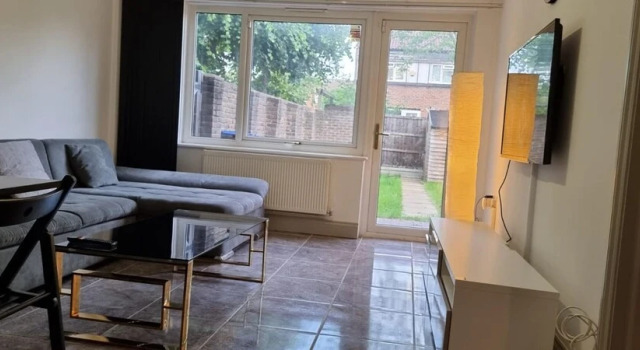 Remarkable 3-bed House With Garden in London, Забронировать Отель Отели Англии 3 звезды, 3*