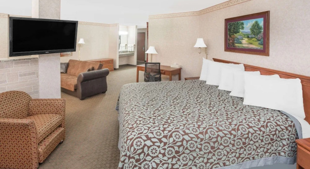 Двухместный люкс с балконом Days Inn & Suites by Wyndham Brinkley