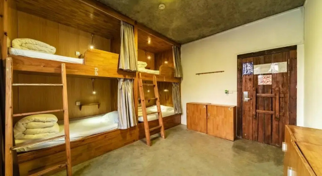 Кровать в общем номере с красивым видом из окна Yangshuo Sudder Street Guesthouse