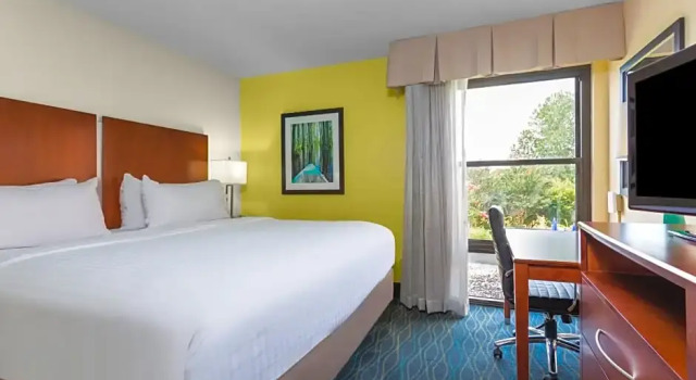 Двухместный люкс с диваном c 1 комнатой Holiday Inn Express & Suites Wilmington-University Center by IHG