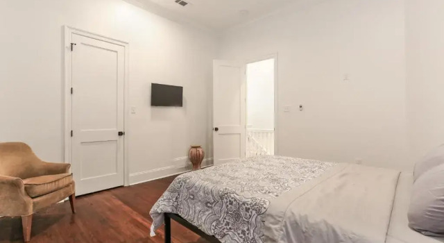 Коттедж с 6 комнатами Canal Street Mini Mansion Sleeps 12