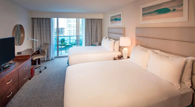 Четырёхместный номер Standard DoubleTree Resort by Hilton Hollywood Beach