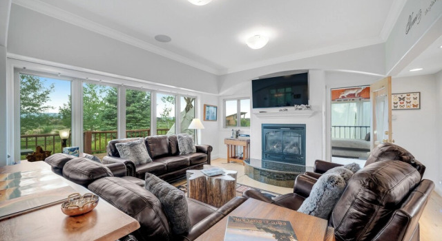 Fun w/ Family! Mtn-view Gem w/ Deck in Driggs