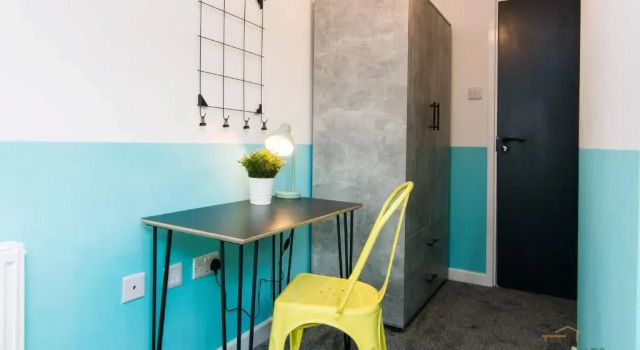 Stylish 5 Bedroom 5 Bathroom House (Sleeps 10) with Garden, Smart TV and Free Parking by Yoko Property, Забронировать Отель Бизнес-отели Англии, 4* 5*