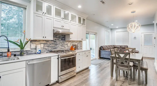 Westport Home w/ Hot Tub: 2 Blocks to Beach!, Забронировать Дом для отпуска Отели Уэстпорт с парковкой, рядом с Маяк Грейс-Харбор, Парковка