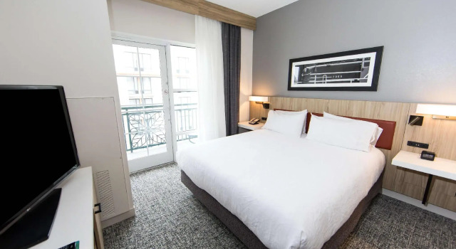 Двухместный люкс c 1 комнатой с балконом Hilton Garden Inn Savannah Historic District