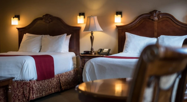 Четырёхместный номер Standard с балконом и с видом на озеро Kaslo Hotel