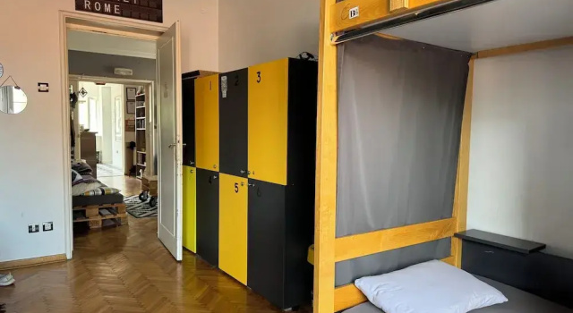 Кровать в общем номере с балконом Nomad Hostel