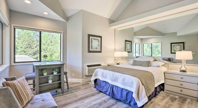 Апартаменты Hiking Trail & Hot Tub Access: Bend Condo w/ Deck