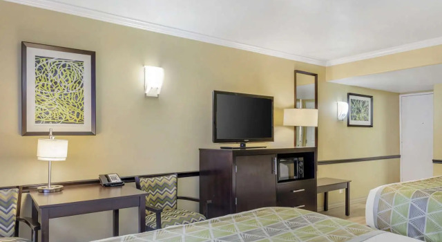 Четырёхместный номер Standard с видом на бассейн Best Western Canoga Park Motor Inn