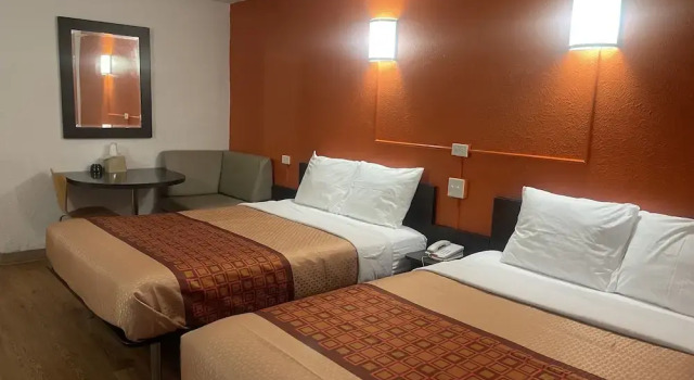 Regal 8 Inn & Suites, Buchen Sie Hotel Lincoln Illinois