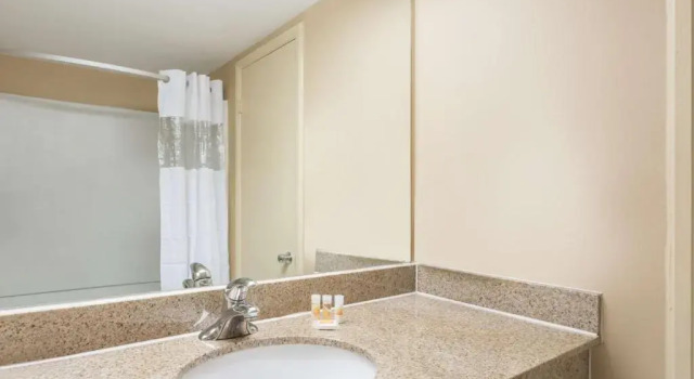 Deluxe Doppel Suite Days Inn by Wyndham Dumfries Quantico