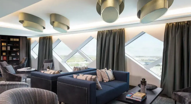 Двухместный Lounge Access Suite Airport View Отель Hilton Amsterdam Airport Schiphol