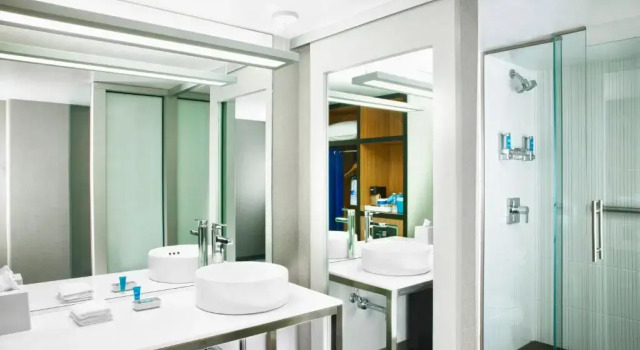 Номер Standard с балконом Aloft by Marriott San Francisco Airport