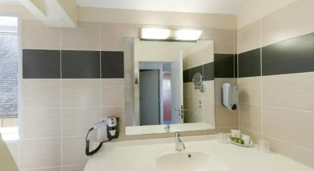 Номер Superior Logis Hôtel de la Tour