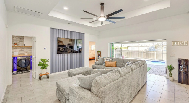 Poolside Oasis & Outdoor Kitchen: Cape Coral Home, Забронировать Дом для отпуска Виллы Кейп-Корал, Вилла
