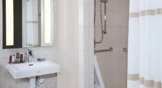 Четырёхместный номер Standard Durham Marriott City Center