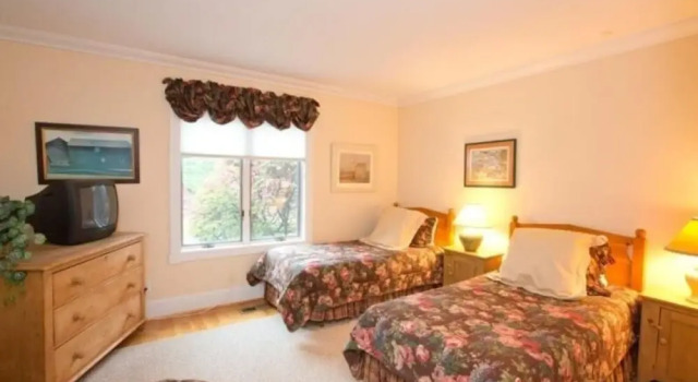 Pet Friendly Pines at Topnotch, Varaa Hotelli Hotellit New England uima-altaalla, Uima-allas
