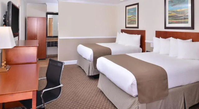 Четырёхместный номер Deluxe с балконом Best Western Capistrano Inn