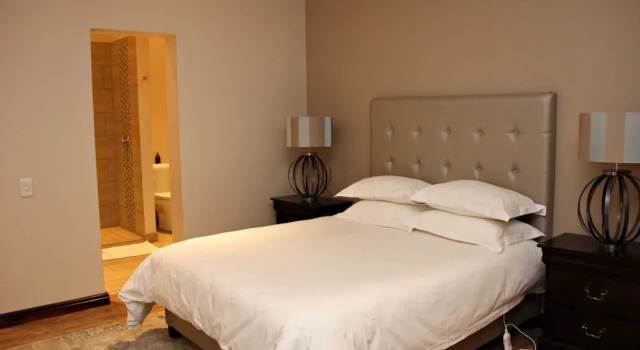 Номер Premier с балконом Browns Manor
