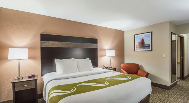 Двухместный номер Standard AmericInn by Wyndham Holland MI