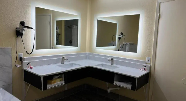 Двухместный люкс студия Deluxe Days Inn by Wyndham Suites Fredericksburg