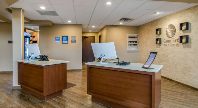 Comfort Inn & Suites Wichita Northeast, Забронировать Отель Уичито Канзас, рядом с KU Wichita Center For Healthcare