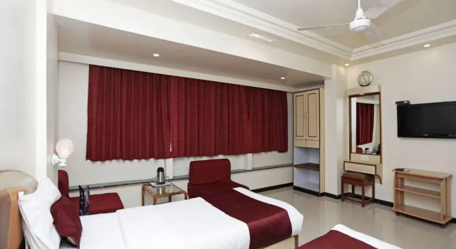 OYO 1091 Hotel Suyash, Забронировать Отель Отели штата Махараштры 3 звезды, 3*
