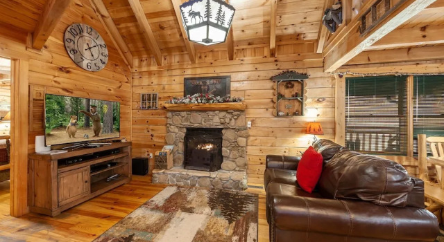 Moose Tracks 3 Bedroom Cabin by RedAwning