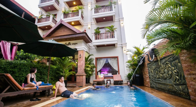 Кровать в общем номере Kingfisher Angkor Hotel