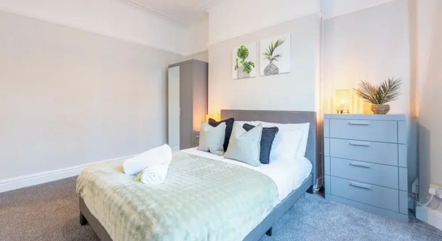 Spacious 4-Bedroom House with Garden