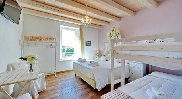 Четырёхместный номер Standard с видом на бассейн Villa Rossella con piscina