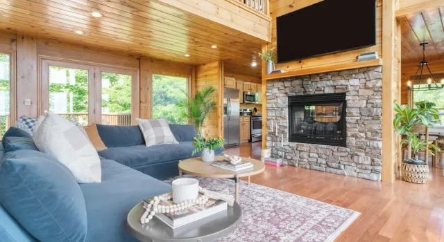 Hottub, Sauna, Pool Table, Views Mins to Downtown Gatlingburg Hollow's Haven