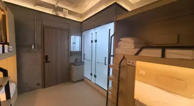 Кровать в общем номере (мужской номер) Xingsu Youth Hostel (Hongshan Mall Branch of Municipal Traditional Chinese Medicine Hospital)