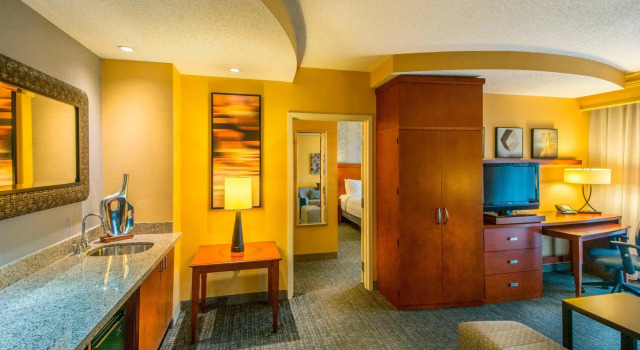 Двухместный люкс с 2 комнатами Courtyard Greensboro Airport