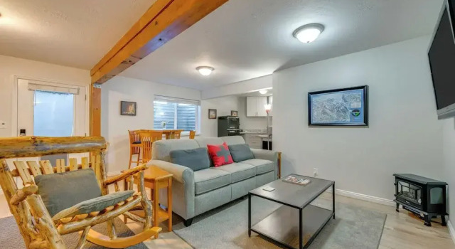 Updated Home w/ Mtn Views: 8 Mi to Snowbird Resort, Rezerwuj Ośrodek wypoczynkowy Sandy Salt Lake County