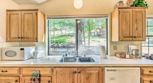 Коттедж Quiet Ruidoso Getaway ~ 18 Mi to Ski Apache!